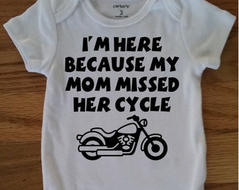 I&#39;m here weil my Mom missed her cycle - Kurzärmeliger Bodysuit von Carter&#39;s - Text und Motorrad in der Farbe Ihrer Wahl!