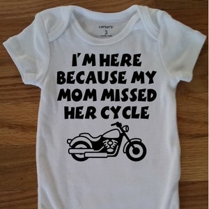 母が生理を逃したのでここに来ました - 半袖 CARTER&#39;S ボディスーツ - 文字とバイクはお好きな色で！