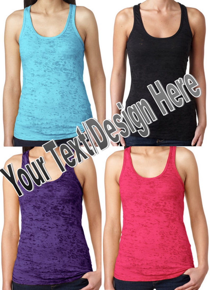 Op de afbeelding: Vier tanktops voor vrouwen in verschillende kleuren: turquoise, zwart, paars en roze. De tanktops zijn gemaakt van een zachte, comfortabele stof en hebben een ontspannen pasvorm. De tanktops zijn perfect om te dragen als laagje of op zichzelf.
