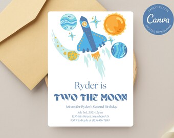 Könnte beinhalten: Ein blaues und weißes Raumschiff mit einer gelben Flamme fliegt durch den Weltraum mit Planeten und Sternen. Der Text "Ryder is Two the Moon" ist in Blau und Weiß geschrieben. Die Einladung ist für eine zweite Geburtstagsfeier.
