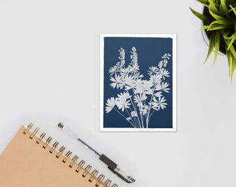 Tarjeta de notas estilo cianotipia con flores de lupino