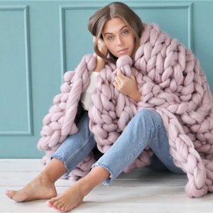 Chunky knit blanket, Throw blanket, Chunky blanket, Home decor, Pink Giant blanket, Spring decor, 100% merino wool, Gift for Mom