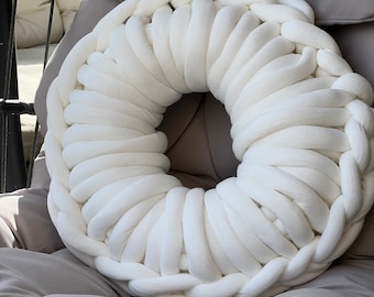 Almohada de dona de punto grueso: algodón vegano de 20 pulgadas, decoración del hogar bohemia, felpa tejida a mano hecha a mano