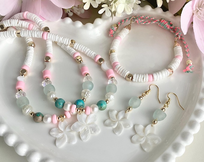 Collier Fleur de Lagon, une création inspirée de la douceur de l’été et de la mer.