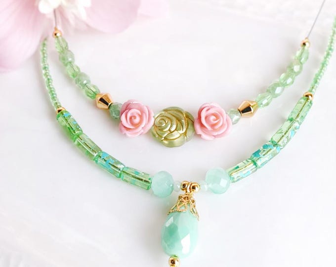 Collier floral pastel fait main – bijoux printanier perles pastel fleurs – bracelet romantique printemps – cadeau femme délicat