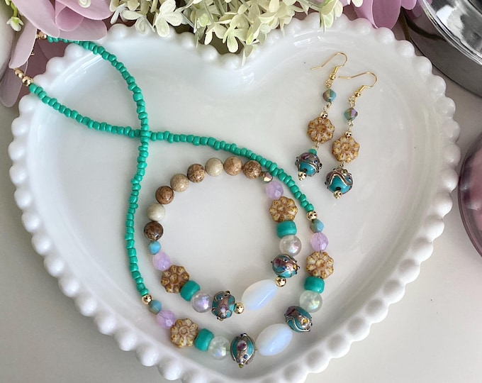 collier, bracelet, boucles oreilles turquoise lumineux, rose délicat et jaune moutarde