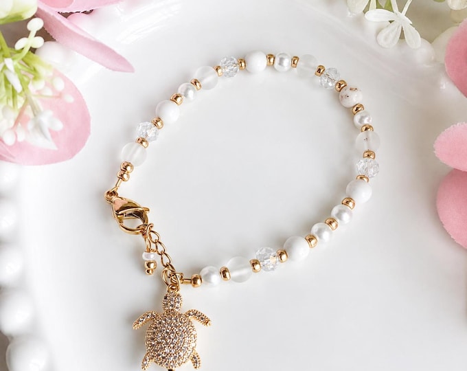 Bracelet Tortue Or Blanc Nacré | Bracelet Perles Blanches et Cristal | Bijou Bord de Mer Élégant | Cadeau Femme Fait Main