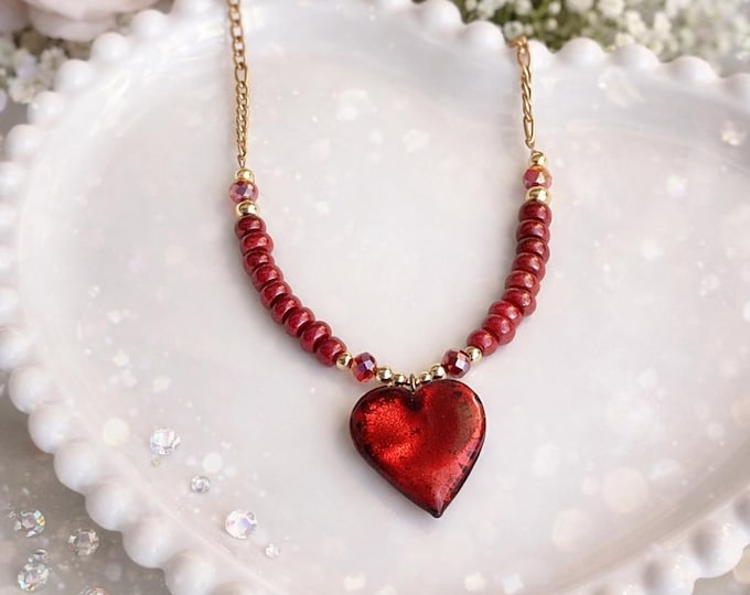 collier cœur façon sucre d’orge, accompagné de perles rouges aux allures de cœurs à la cannelle, qui vous fera fondre de bonheur.