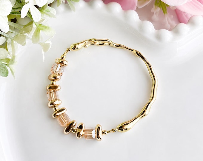 Bracelet facile Doré lumineux, cristaux champagne et formes organiques. Un bracelet minimaliste et féminin pensé pour être porté facilement