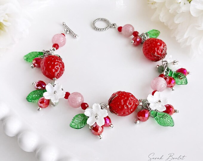 Bracelet , une création inspirée de la douceur de l’été et des fraises