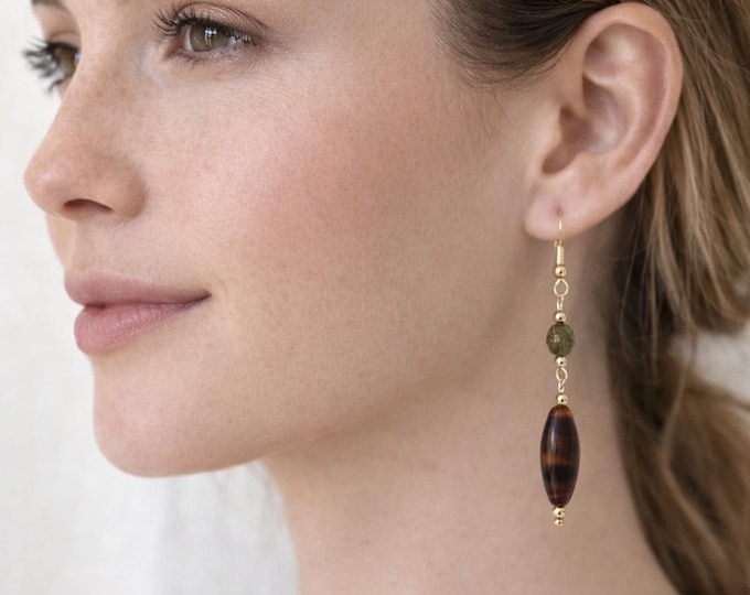 Bijoux verts doux associés à des bruns chaleureux composent une palette naturelle et apaisante, tandis que de délicates touches de topaze