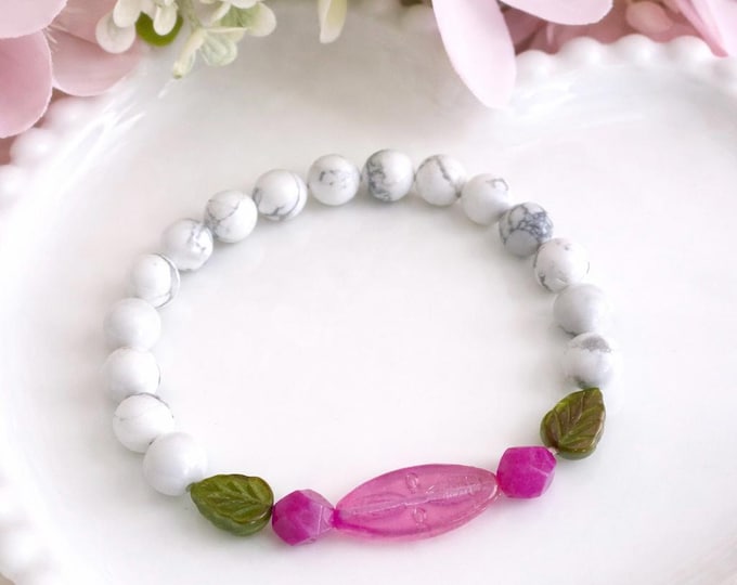 Bracelet en pierre howlite blanches marbrées avec pièce centrale rose – Bijou feuille verte et fleur rose