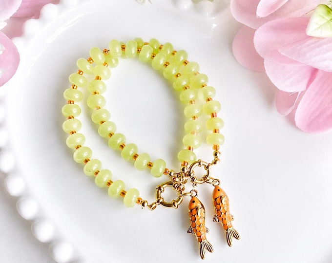 Bracelet pierre rondelle poisson coloré fait main avec pendentif poisson doré, bracelet bohème chic, bijou estival unique, idée cadeau femme