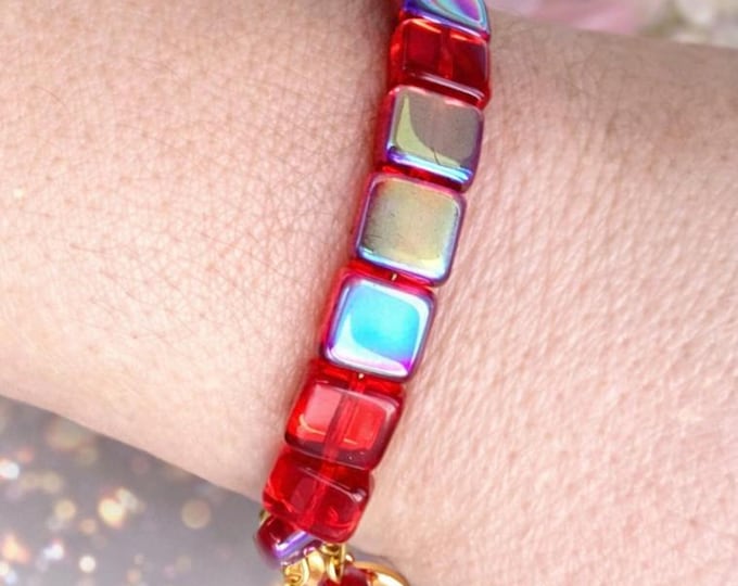 Bracelet facon sucre d’orge, accompagné de perles rouges aux allures de cœurs à la cannelle, qui vous fera fondre de bonheur.Saint Valentin