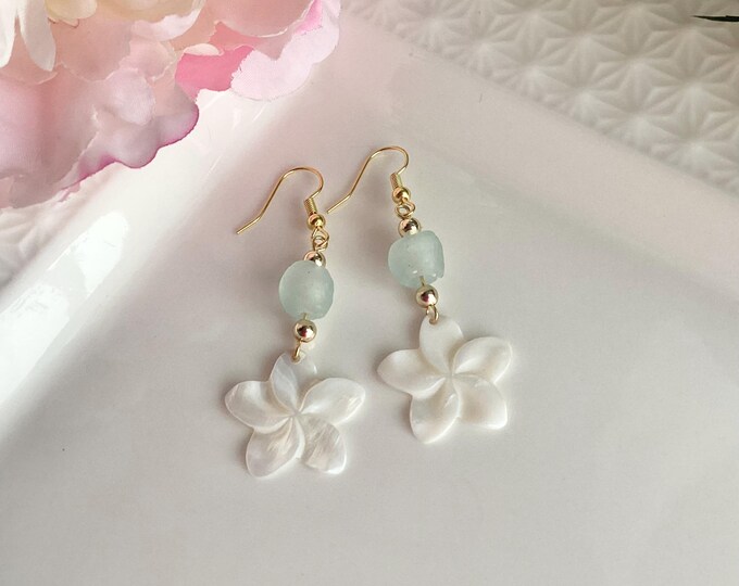 Boucles d’oreilles fleurs roses en acier inoxydable avec cascade de perles