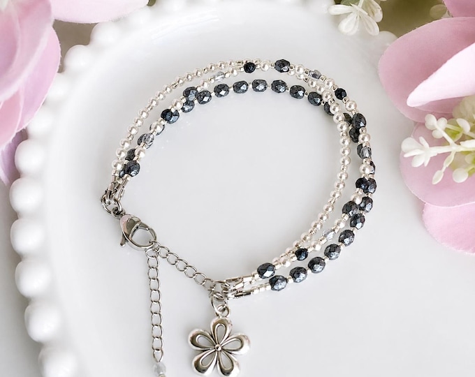 Bracelet fleur argentée | Bracelet triple rang perles gris argent | Bracelet élégant femme | Cadeau anniversaire fait main Québec