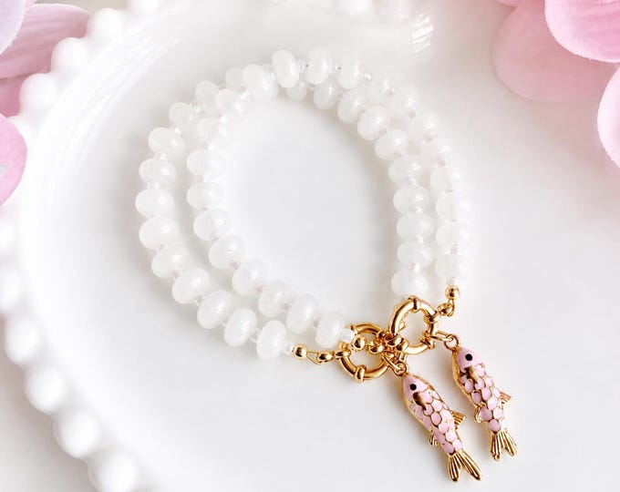 Bracelet pierre rondelle poisson coloré fait main avec pendentif poisson doré, bracelet bohème chic, bijou estival unique, idée cadeau femme