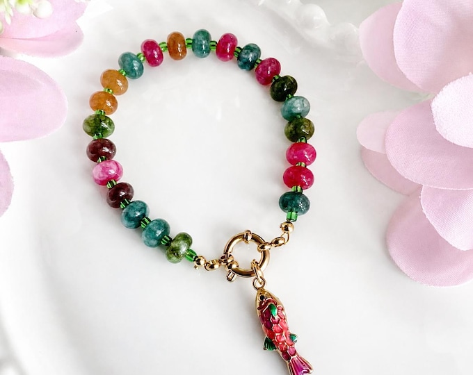 Bracelet pierre rondelle poisson coloré fait main avec pendentif poisson doré, bracelet bohème chic, bijou estival unique, idée cadeau femme