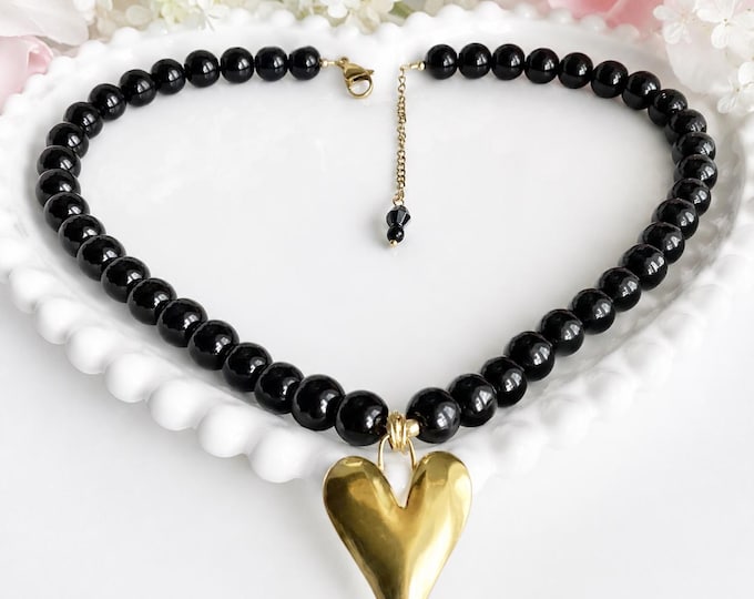 Collier de perles noires 10 mm avec magnifique cœur doré oversize au style chic