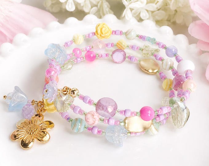 Bracelet floral pastel fait main – bijoux printanier perles pastel fleurs – bracelet romantique printemps – cadeau femme délicat