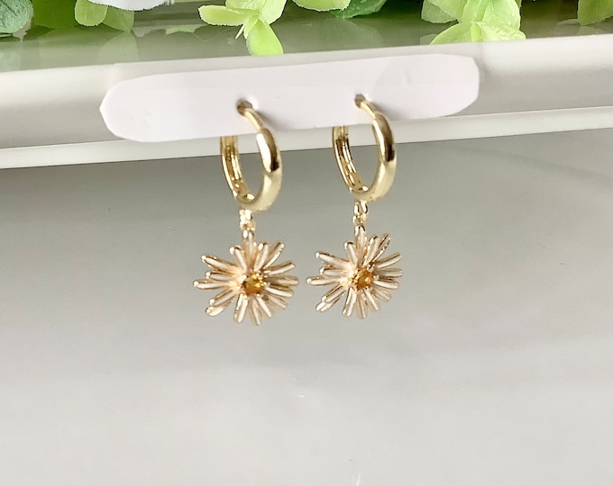 Flower earrings, Women's gold hoop earrings, 14-carat gold heart rings, Valentine's Day women's jewelry