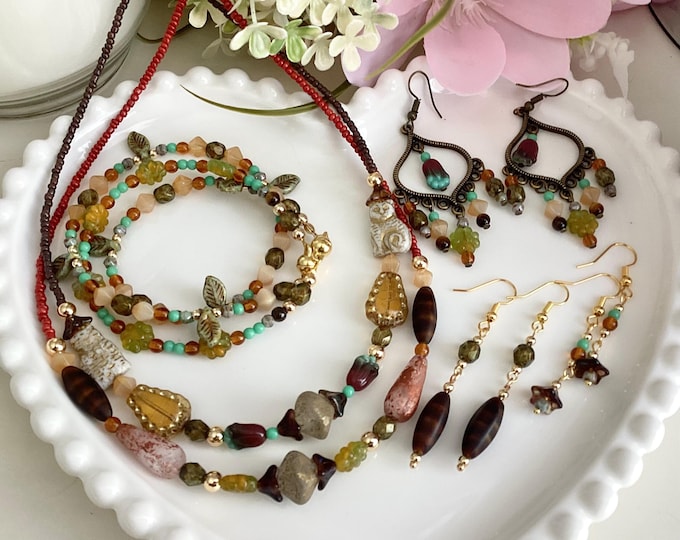 Des verts doux associés à des bruns chaleureux composent une palette naturelle et apaisante, tandis que de délicates touches de topaze dorée