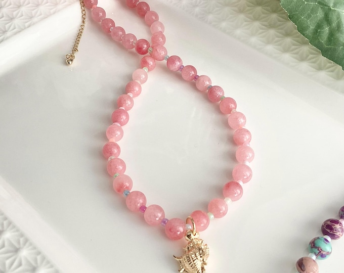 Collier en pierres et en perles de nacrée arc en ciel