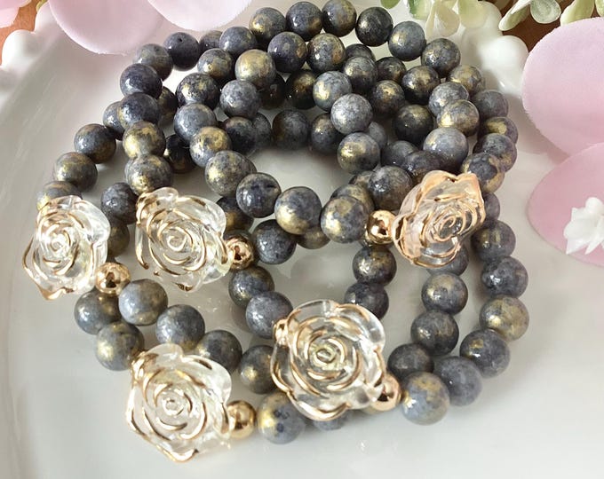 Bracelet pierre agate grise avec éclat d’or avec fleur or