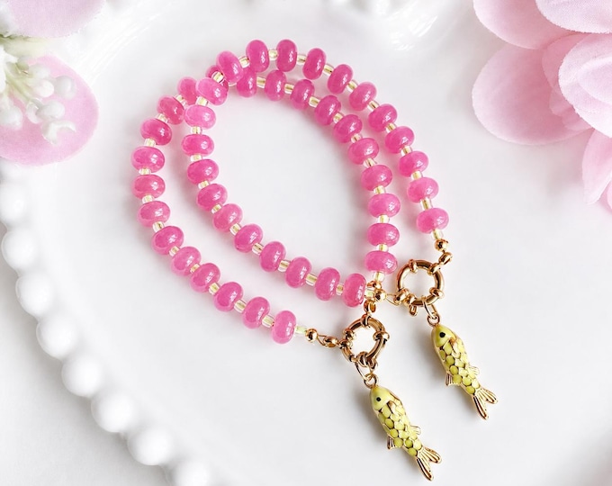 Bracelet pierre rondelle poisson coloré fait main avec pendentif poisson doré, bracelet bohème chic, bijou estival unique, idée cadeau femme