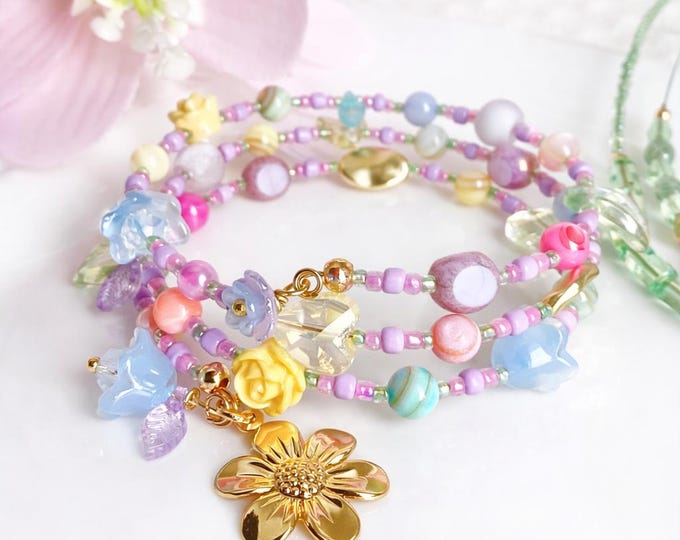 Bracelet floral pastel fait main – bijoux printanier perles pastel fleurs – bracelet romantique printemps – cadeau femme délicat