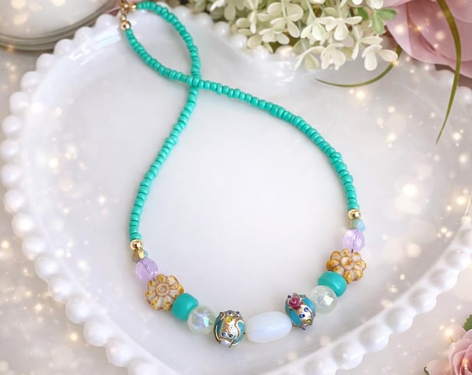 collier, turquoise lumineux, rose délicat et jaune moutarde