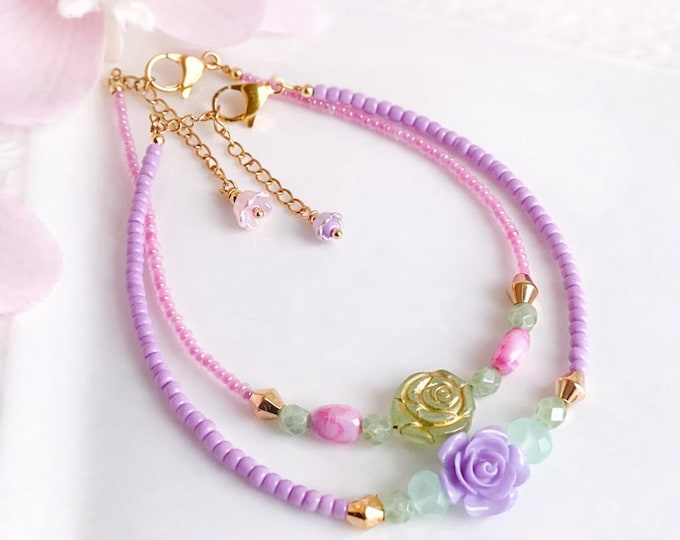 Bracelet cheville floral pastel fait main – bijoux printanier perles pastel fleurs – bracelet romantique printemps – cadeau femme délicat
