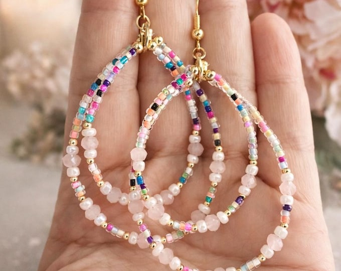 Boucles d’oreilles pour femme « Douce Intuition », en perles de cristal rose et perles multicolores lumineuses.