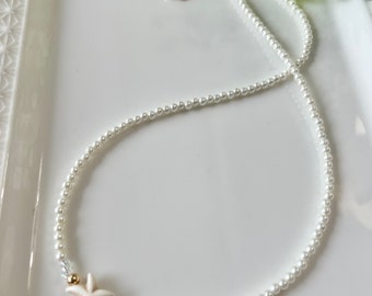 Collier perles crème en verre avec étoile