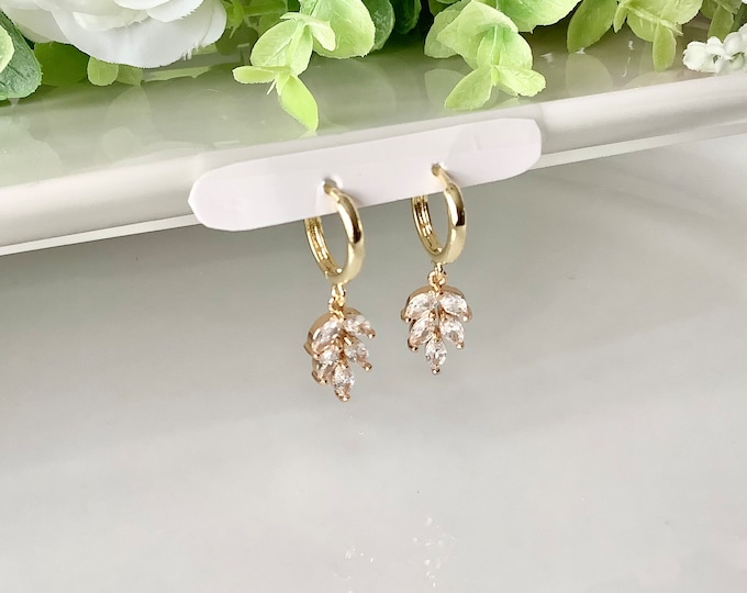 Flower earrings, Women's gold hoop earrings, 14-carat gold heart rings, Valentine's Day women's jewelry