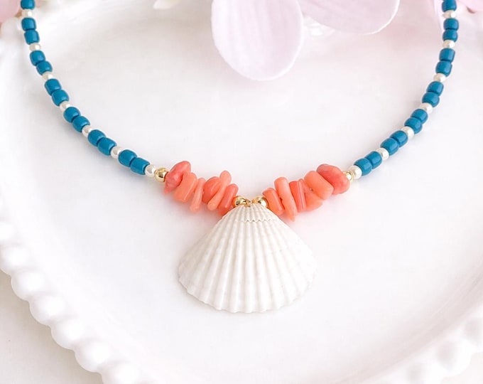 Collier coquillages – Vibe bord de mer – Perles bleu profond et blanc – Bijou été fait main
