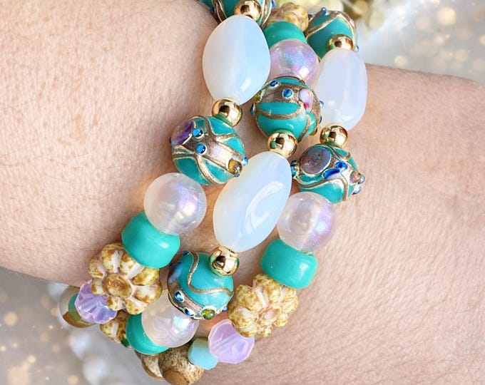 Bracelet, turquoise lumineux, rose délicat et jaune moutarde