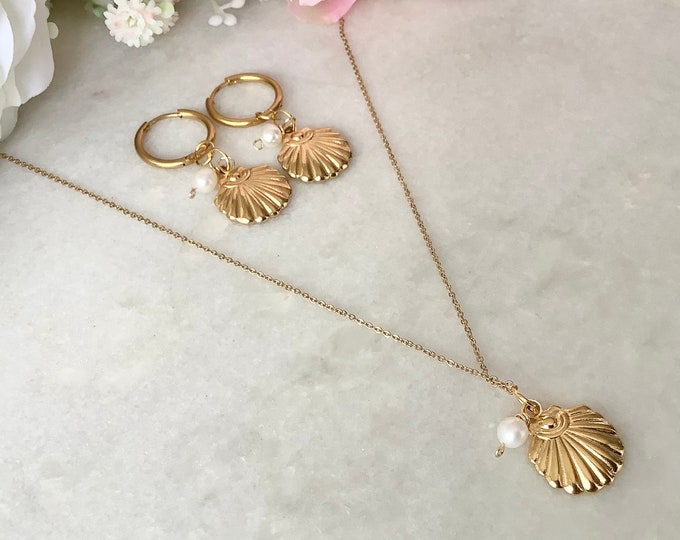 Gold necklace chain and scallop calico shell earrings