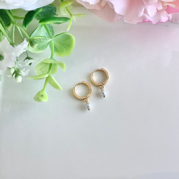 Mini créoles perles, boucles d’oreilles femmes en plaquée  or 14 carats,  avec couche de rhodium pour une protection et brillance extra