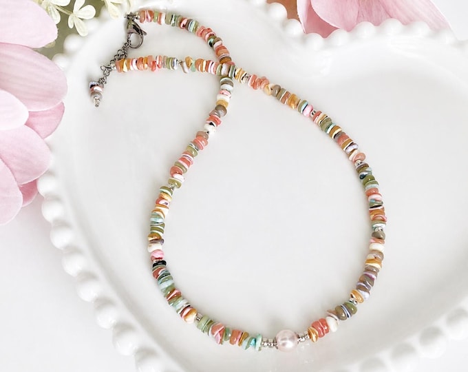 Collier en coquillage de nacre multicolore