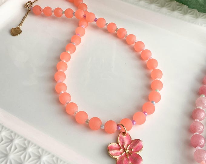 Collier en pierres et en perles de nacrée arc en ciel