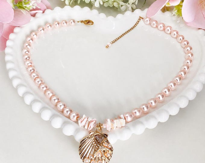 Collier de perles nacres rose avec coquillages doré