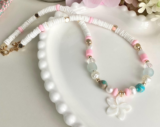 Collier Fleur de Lagon, une création inspirée de la douceur de l’été et de la mer.