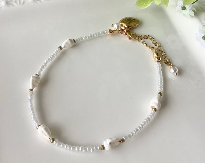 White and gold shell ankle bracelet