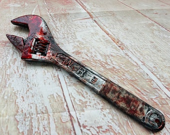 Llave inglesa ensangrentada, accesorio de película de terror altamente personalizado.