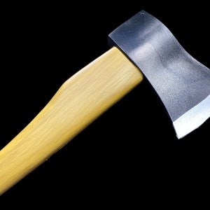 K&ouml;nnte beinhalten: Eine Axt mit einem Holzstiel und einer silberfarbenen Klinge. Die Axt ist vor einem schwarzen Hintergrund isoliert.