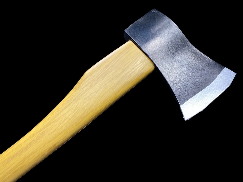 K&ouml;nnte beinhalten: Eine Axt mit einem Holzstiel und einer silberfarbenen Klinge. Die Axt ist vor einem schwarzen Hintergrund isoliert.
