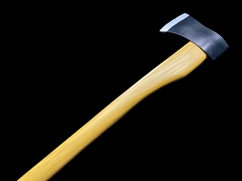 K&ouml;nnte beinhalten: Eine Axt mit einem Holzstiel und einem schwarzen Metallkopf. Die Axt ist vor einem schwarzen Hintergrund isoliert.