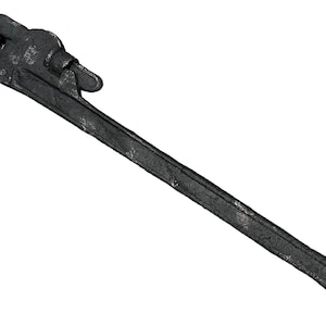 Könnte beinhalten: Ein schwarzer verstellbarer Schraubenschlüssel mit einer abgenutzten, strukturierten Oberfläche.