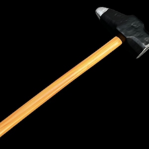 Può includere: Un martello in metallo nero con manico in legno. Il martello ha una testa arrotondata e un manico leggermente curvo.